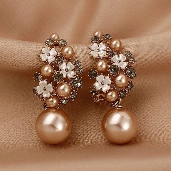 ANTHROPOLOGIE CRYSTAL PEARL DROP EARRINGS - Picture 5 of 5
